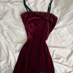 f21 red velvet vampy goth slit mini dress with black lace and adjustable straps